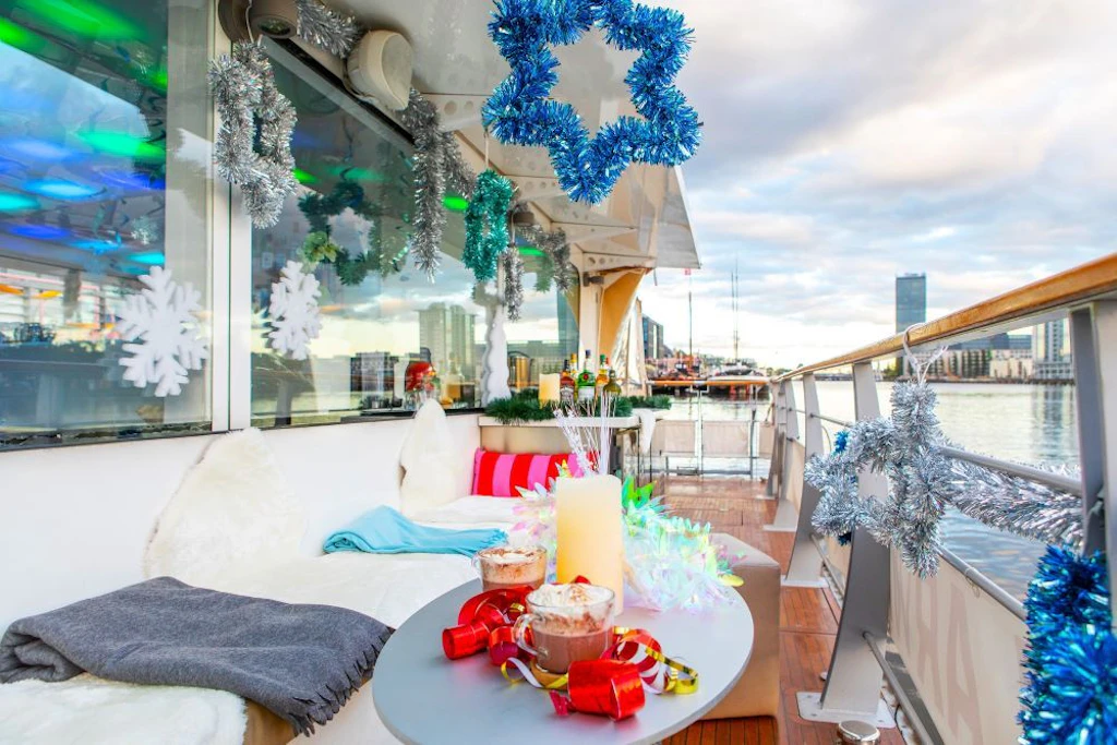 Weihnachtliche Schiffstour auf der Spree mit 3-Gänge-Buffet. Tickets hier!