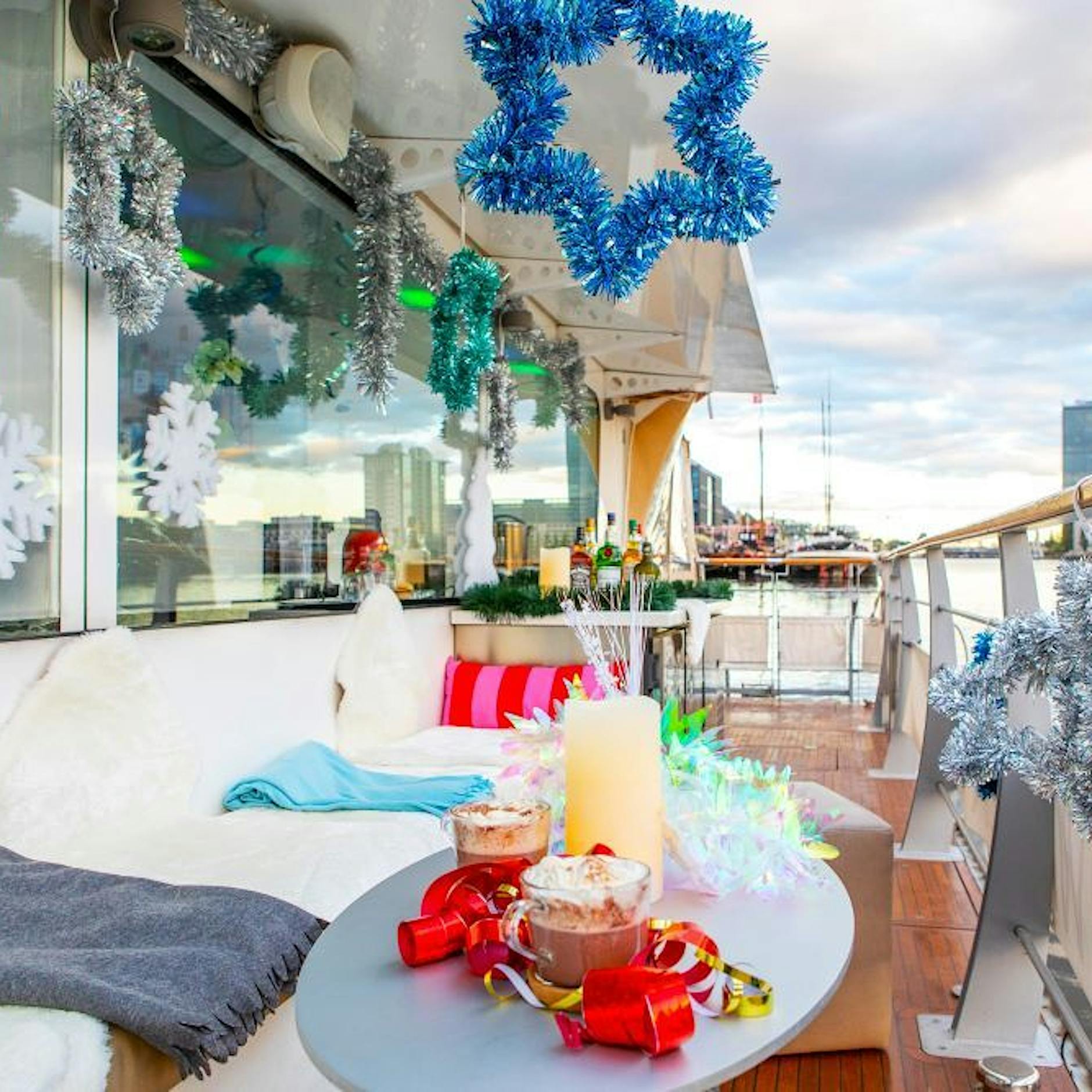 Weihnachtliche Schiffstour Berlin 3-Gänge-Buffet | Tickets hier!