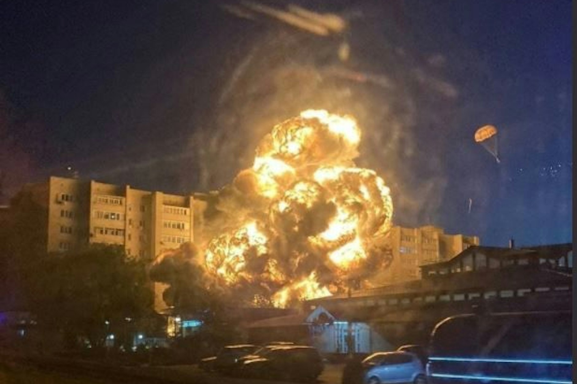 Ein Bild aus den sozialen Netzwerken zeigt die Explosion des Kampfbombers. Im Hintergrund ist ein Pilot mit Fallschirm zu sehen.