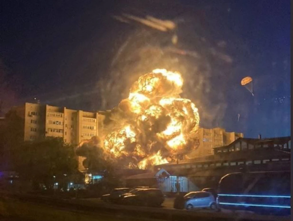 Russischer Kampfbomber stürzt in Wohnblock, mehrere Tote und Verletzte