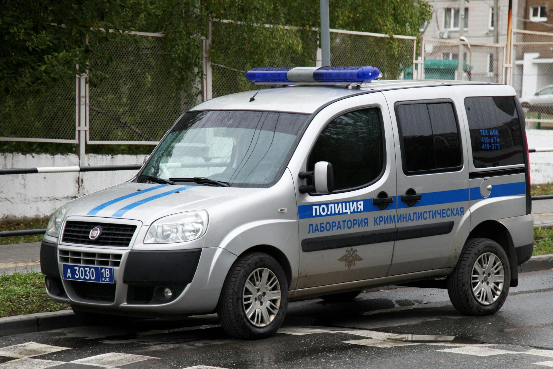 Ein Streifenwagen der russischen Polizei steht an einem Einsatzort. Xenias Sobschaks Wohnsitz soll am Mittwochmorgen durchsucht worden sein.