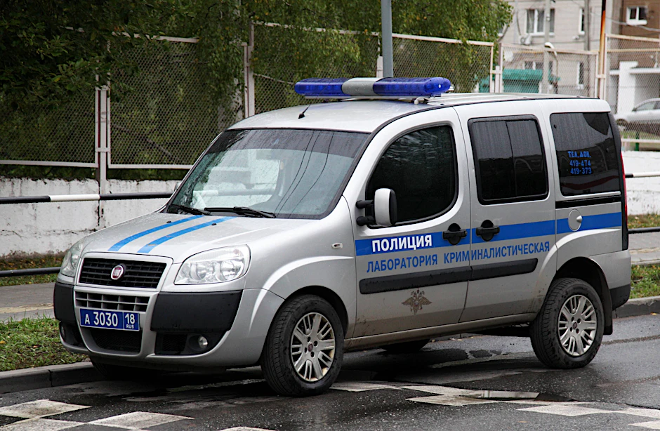 Ein Streifenwagen der russischen Polizei steht an einem Einsatzort. (Symbolbild)&nbsp;