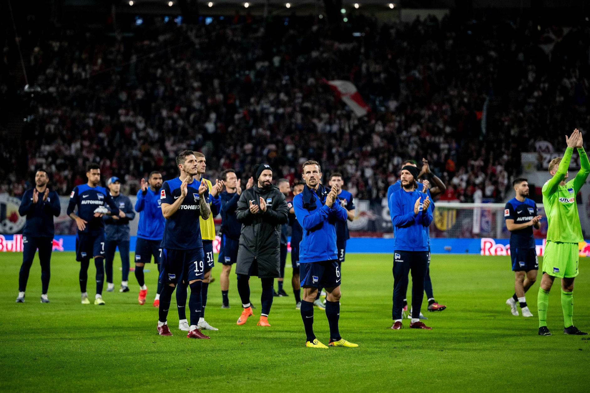 Applaus für die treuen Hertha-Fans. Die blau-weißen Profis bedankten sich nach dem 2:3 in Leipzig bei den mitgereisten Anhängern.