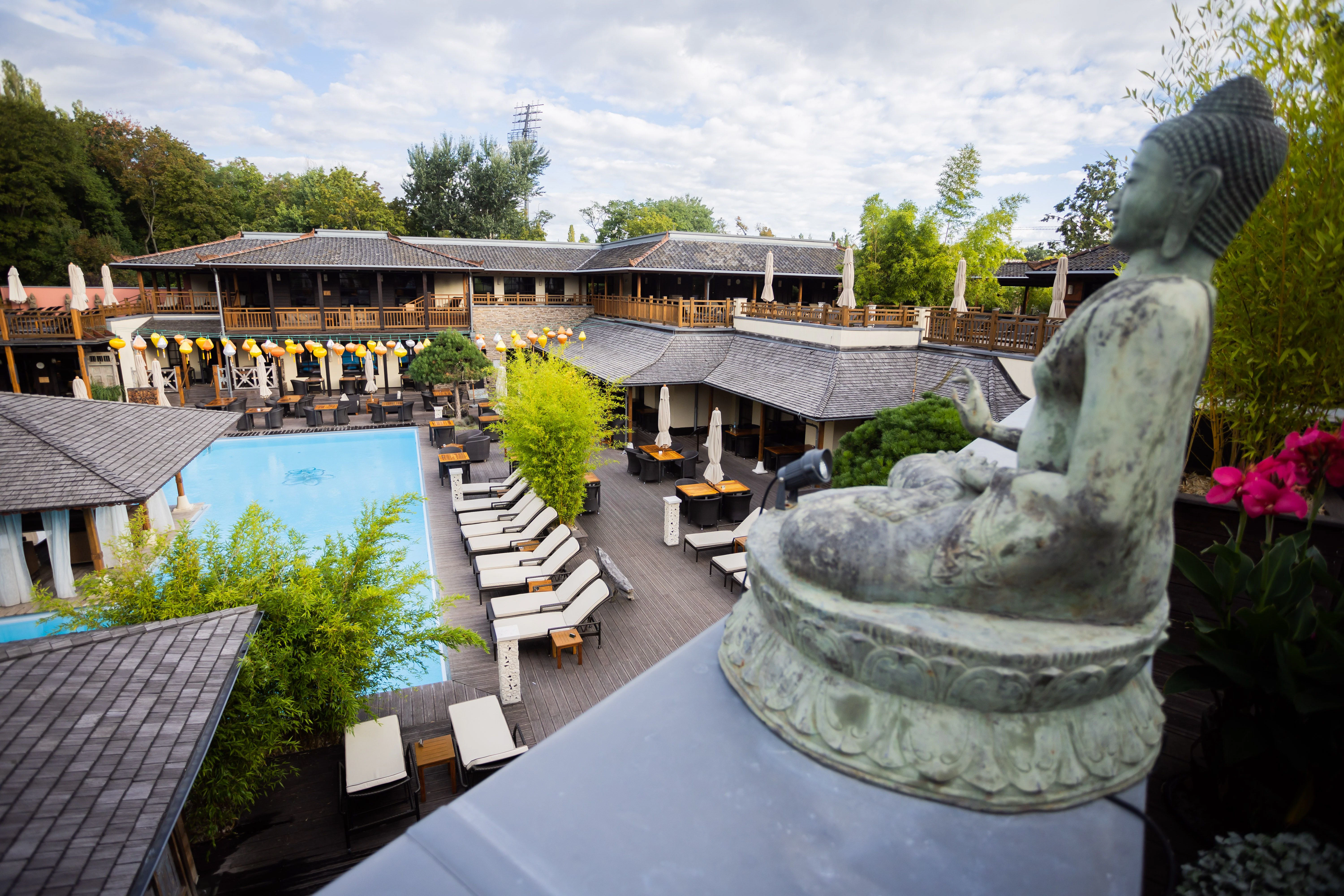 Berlin kann auch schön: der Außenbereich mit Pool im Vabali Spa.