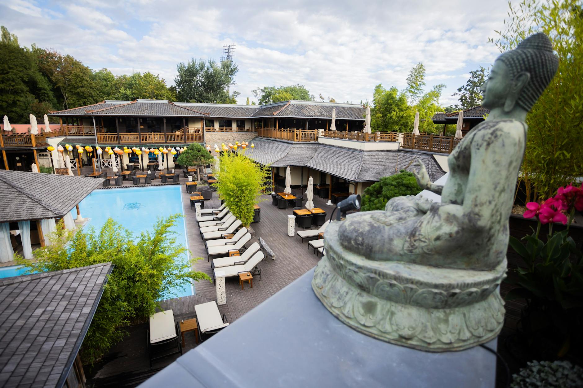 Berlin kann auch schön: der Außenbereich mit Pool im Vabali Spa.