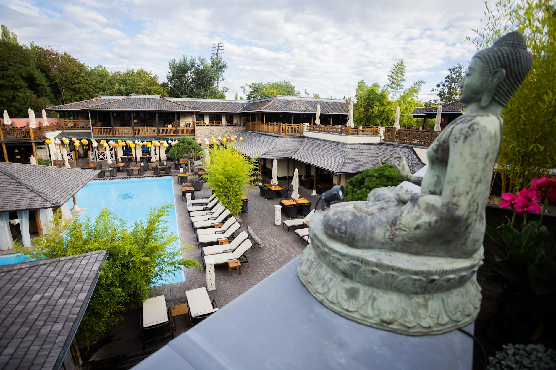 Berlin kann auch schön: der Außenbereich mit Pool im Vabali Spa.