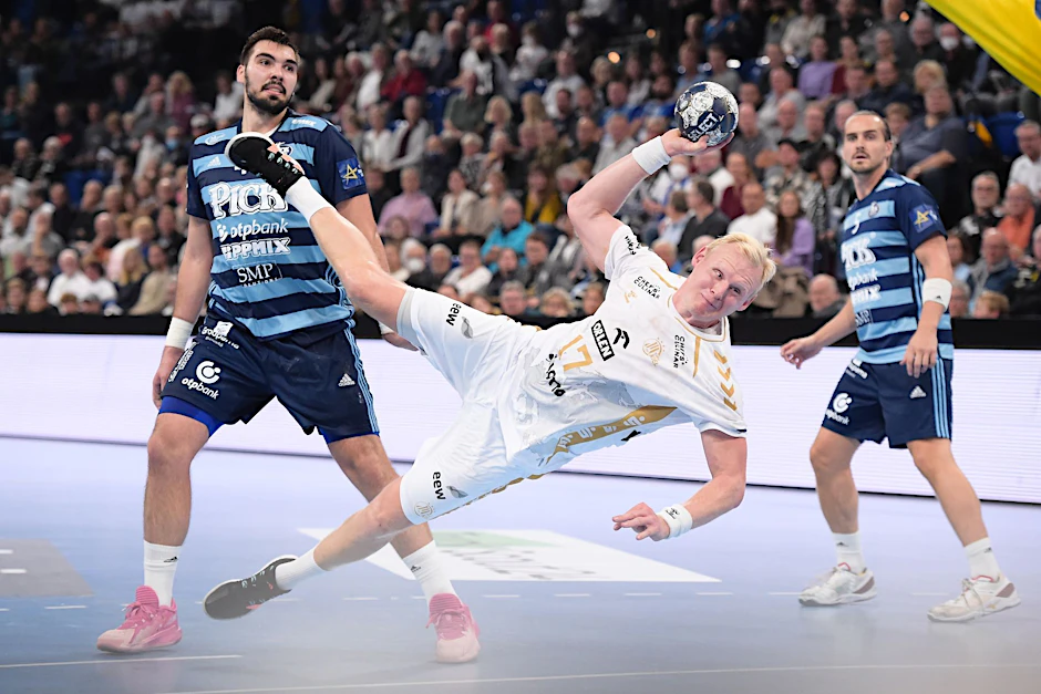 Kiels Patrick Wiencek (M) wirft auf das Tor von Pick Szeged.  