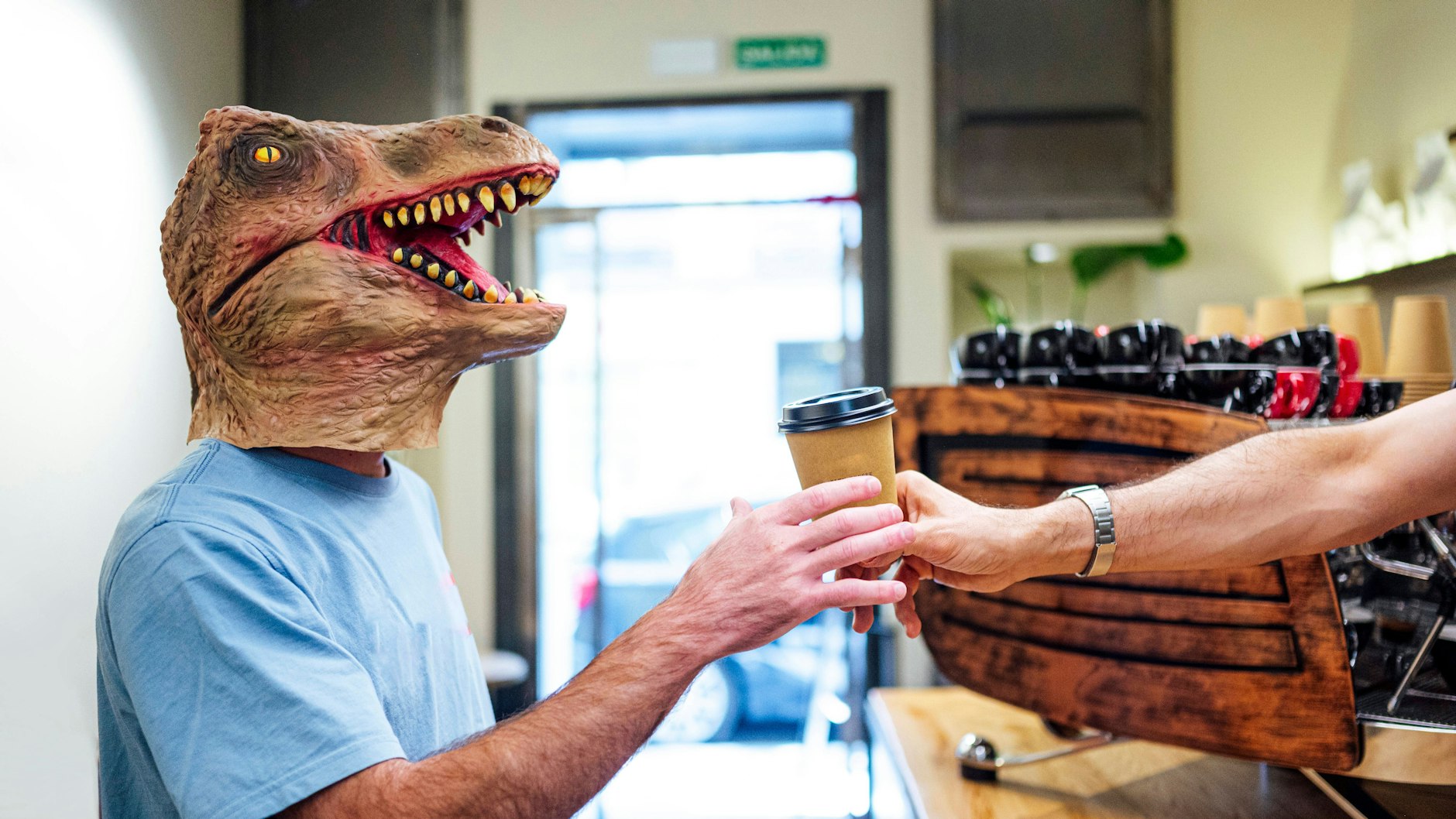 Mensch im Echsenkostüm: die Anhänger der Reptiloidentheorie glauben stattdessen, dass Olaf Scholz und Joe Biden Echsen im Menschenkostüm seien.