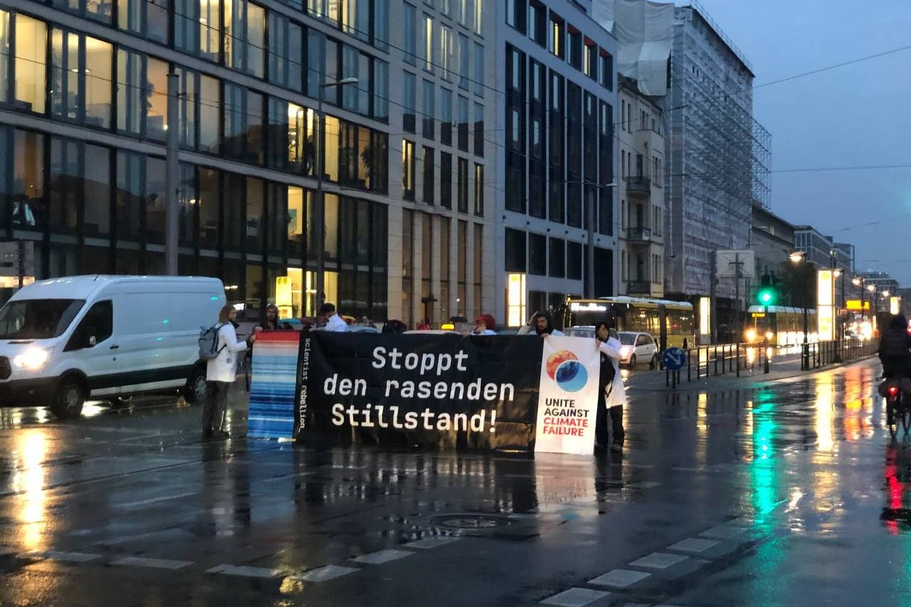 Die Aktivisten von Scientist Rebellion blockierten das Bundesverkehrsministerium.