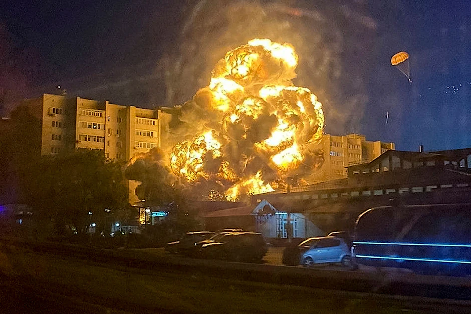 Ein russisches Kampfflugzeug ist am Montagabend in ein Wohngebiet gestürzt.