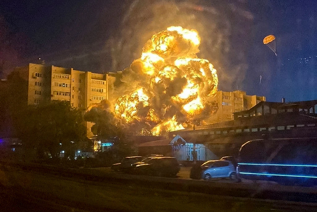 Russischer Bomber stürzt in Wohngebiet: Schon 13 Tote