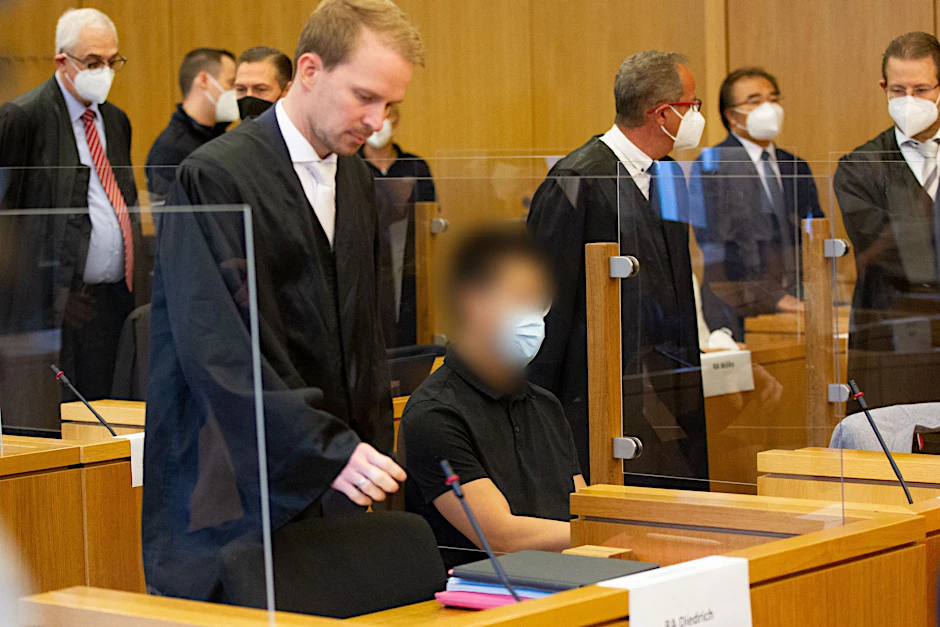Vor Prozessbeginn sitzt einer der Angeklagten (2.v.l.) neben seinem Anwalt.   - Nutzung nur nach schriftlicher Vereinbarung mit der dpa