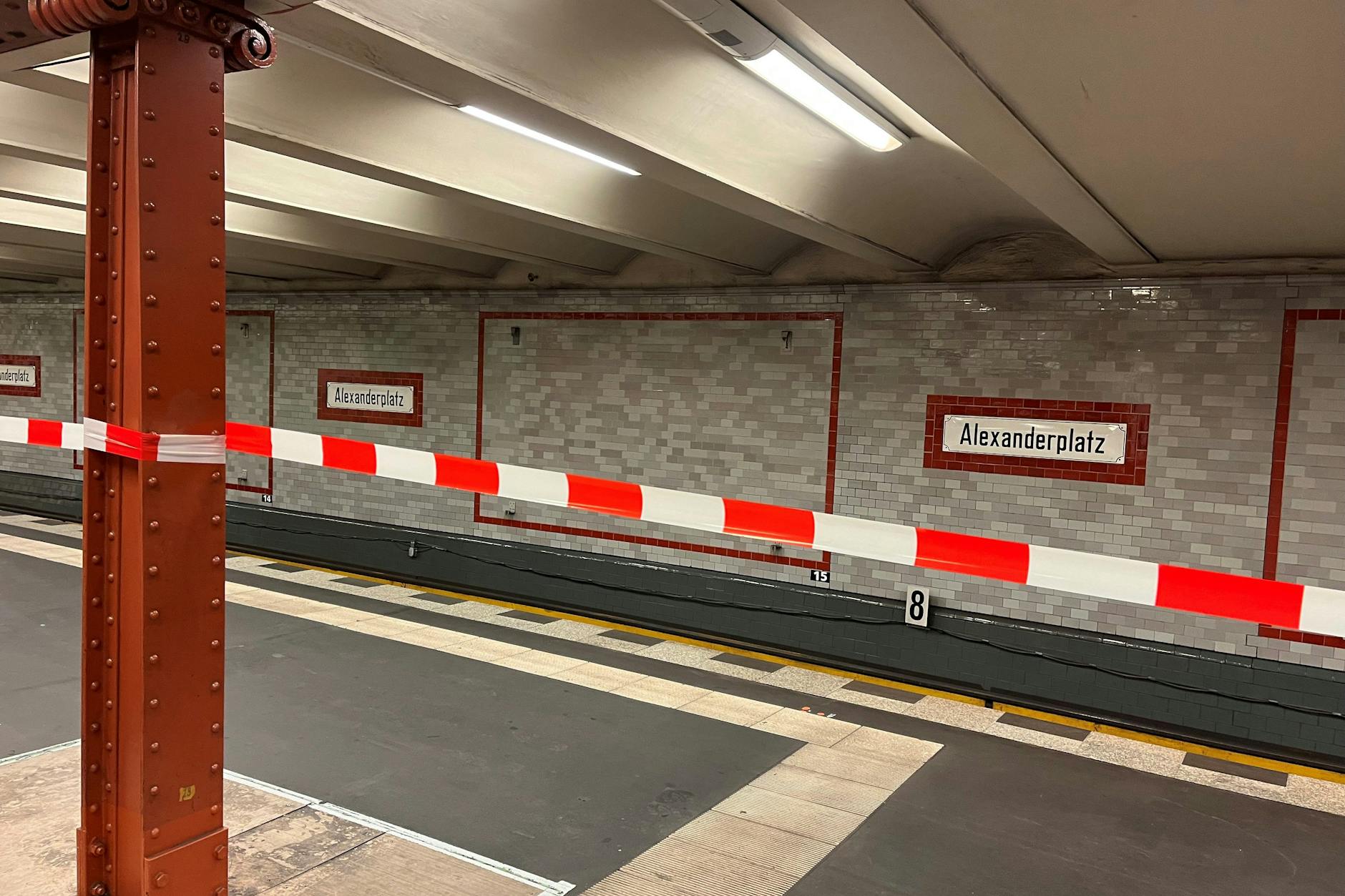 Das gesperrte Gleis im U2-Bahnhof unter dem Alexanderplatz. Flatterband sperrt den Bereich ab.