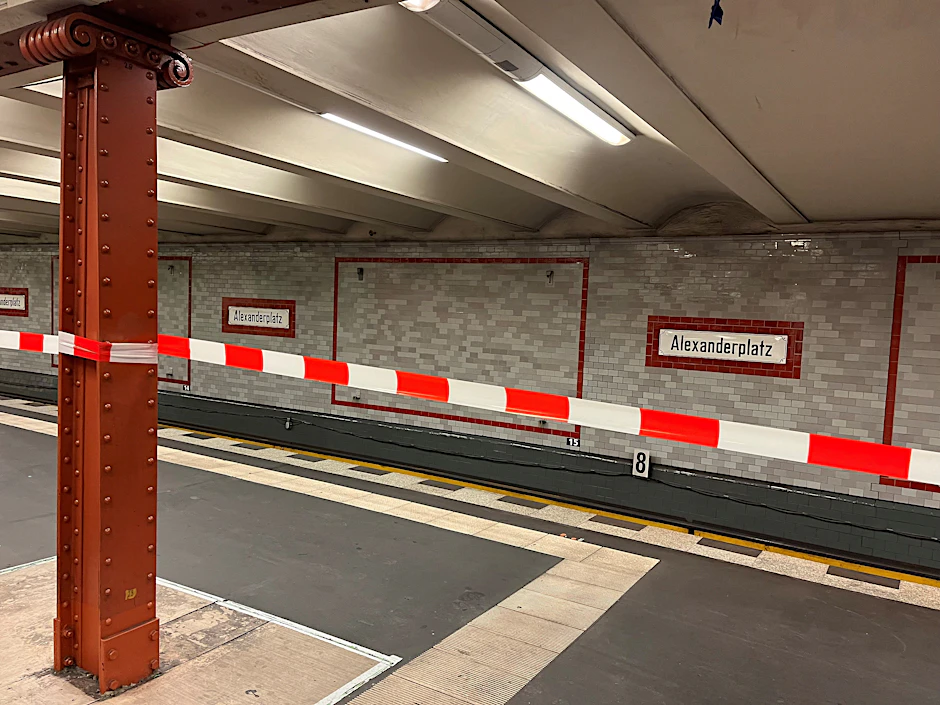 Das gesperrte Gleis im U2-Bahnhof unter dem Alexanderplatz führt in Richtung Pankow.