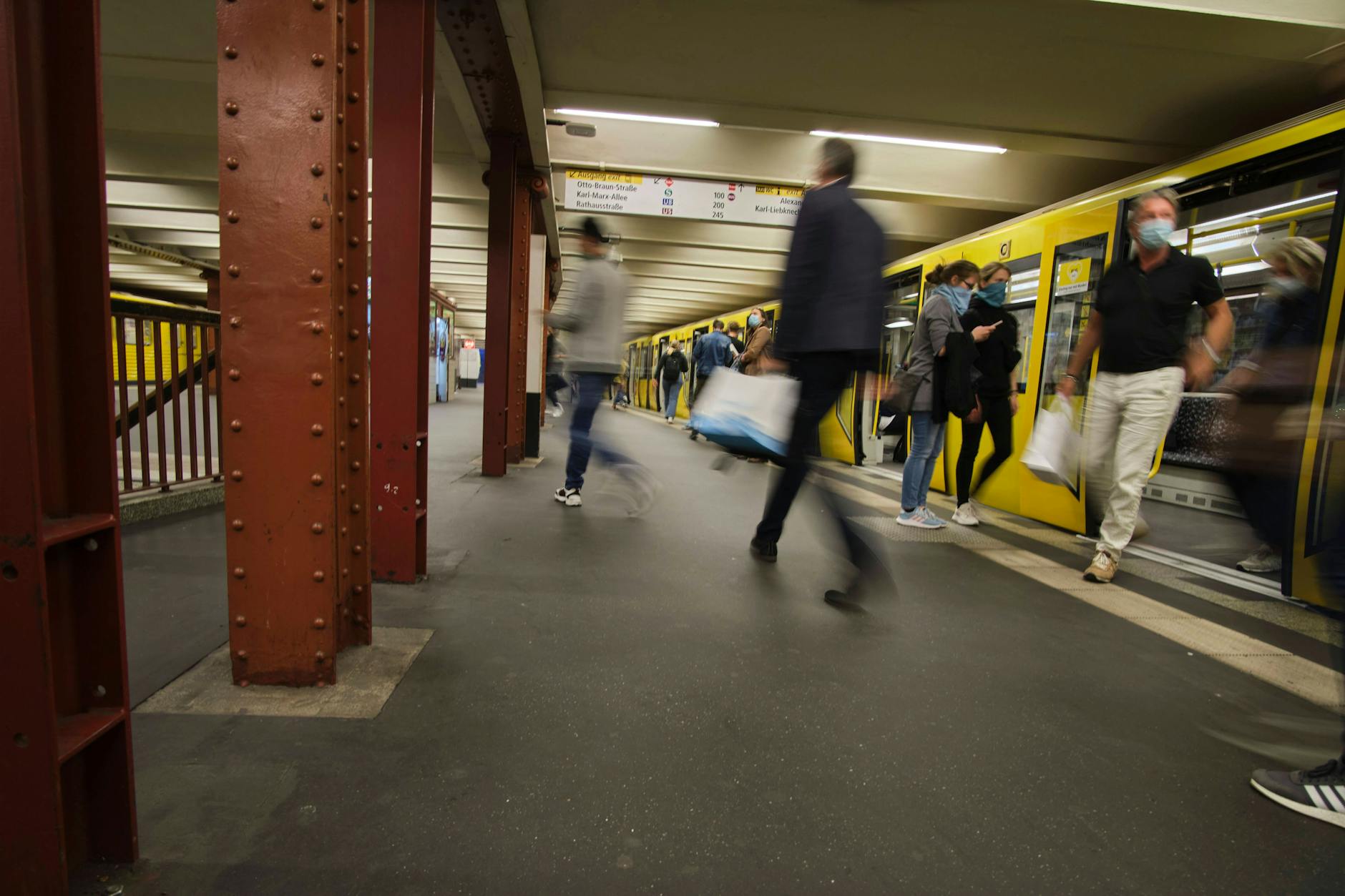 Der U-Bahnhof Alexanderplatz ist mit drei Linien ein stark genutzter Knotenpunkt im Osten Berlins. Auf diesem Bild von 2020 ist die U2 nach Pankow zu sehen. Dieses Gleis ist seit dem Abend des 7. Oktober gesperrt.