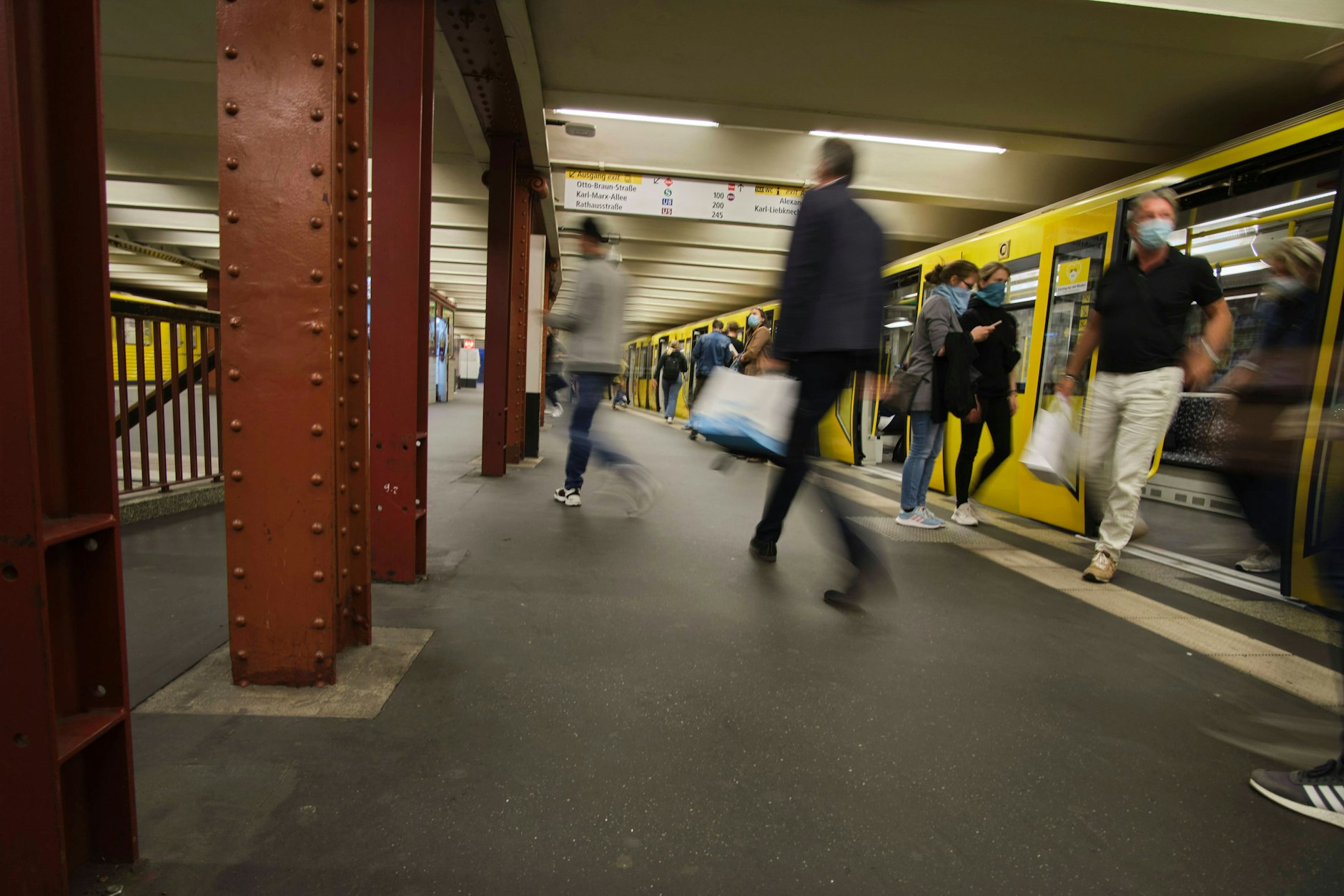 Der U-Bahnhof Alexanderplatz ist mit drei Linien ein stark genutzter Knotenpunkt im Osten Berlins. Auf diesem Bild von 2020 ist die U2 nach Pankow zu sehen. Dieses Gleis ist seit dem Abend des 7. Oktober gesperrt.