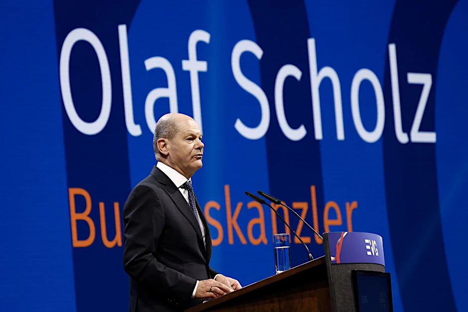 Bundeskanzler Olaf Scholz spricht beim Gewerkschaftstag der Eisenbahn- und Verkehrsgewerkschaft.  