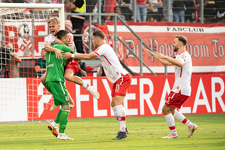 dpatopbilder - Regensburgs Dejan Stojanovic (l-r), Nicklas Shipnoski, Jan Elvedi und Benedikt Gimber feiern den Sieg im Elfmeterschießen.  