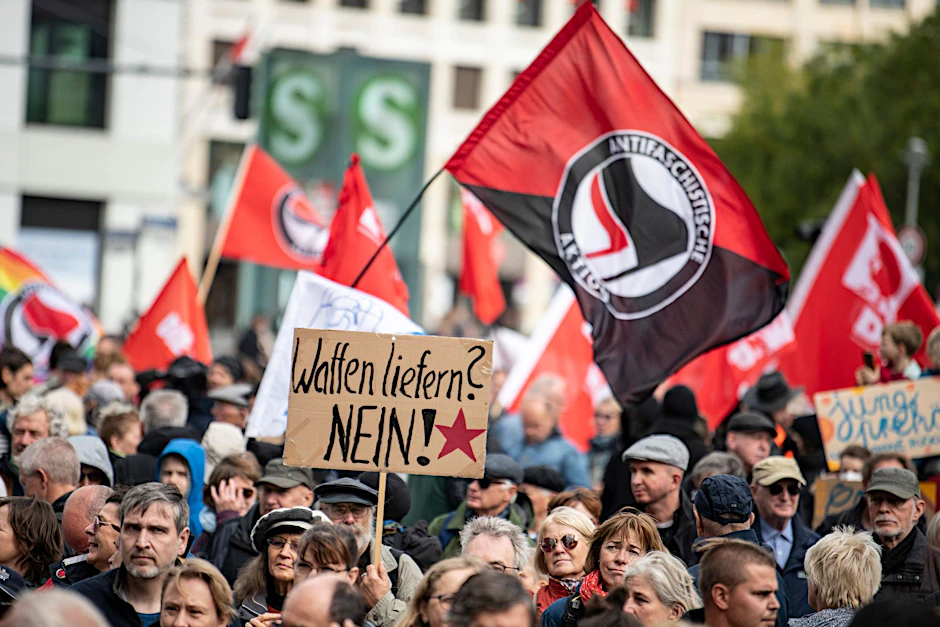 Demonstranten in Berlin protestieren gegen die Ukraine-Politik und hohe Energiepreise.