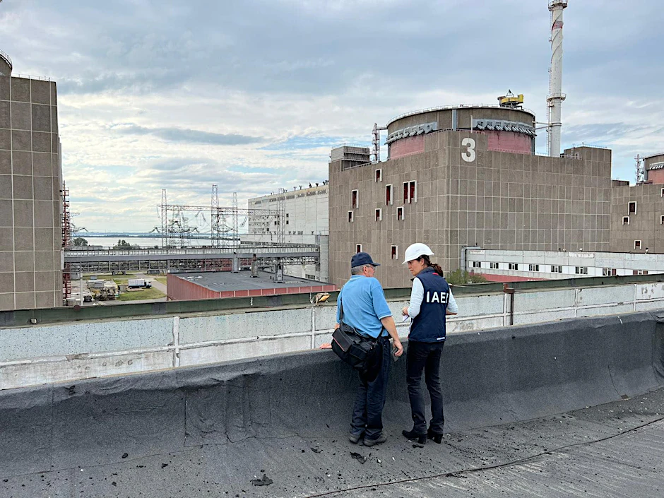 IAEA-Experten stehen bei der Inspektion im September auf dem Gelände des AKW Saporischschja.