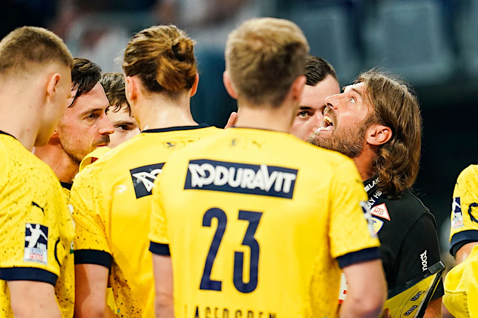 Trainer Sebastian Hinze (r) und seine Handballer der Rhein-Neckar Löwen sind in dieser Bundesligasaison noch ungeschlagen.  