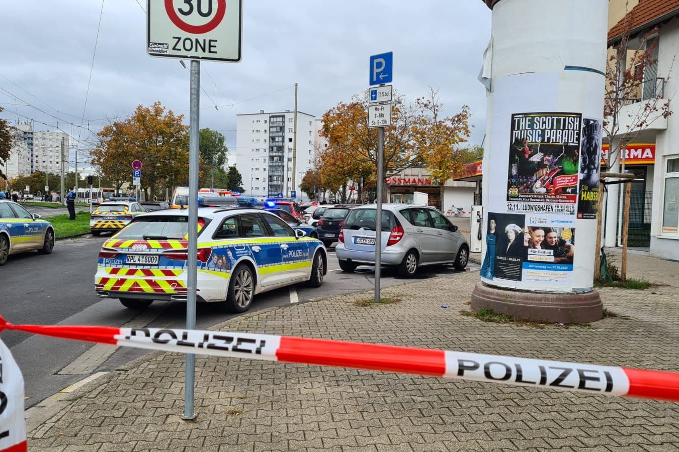 Ludwigshafen: Im Stadteil Oggersheim ist eine Straße abgesperrt. Bei einem Messerangriff sind dort zwei Menschen getötet und ein weiterer schwer verletzt worden. 