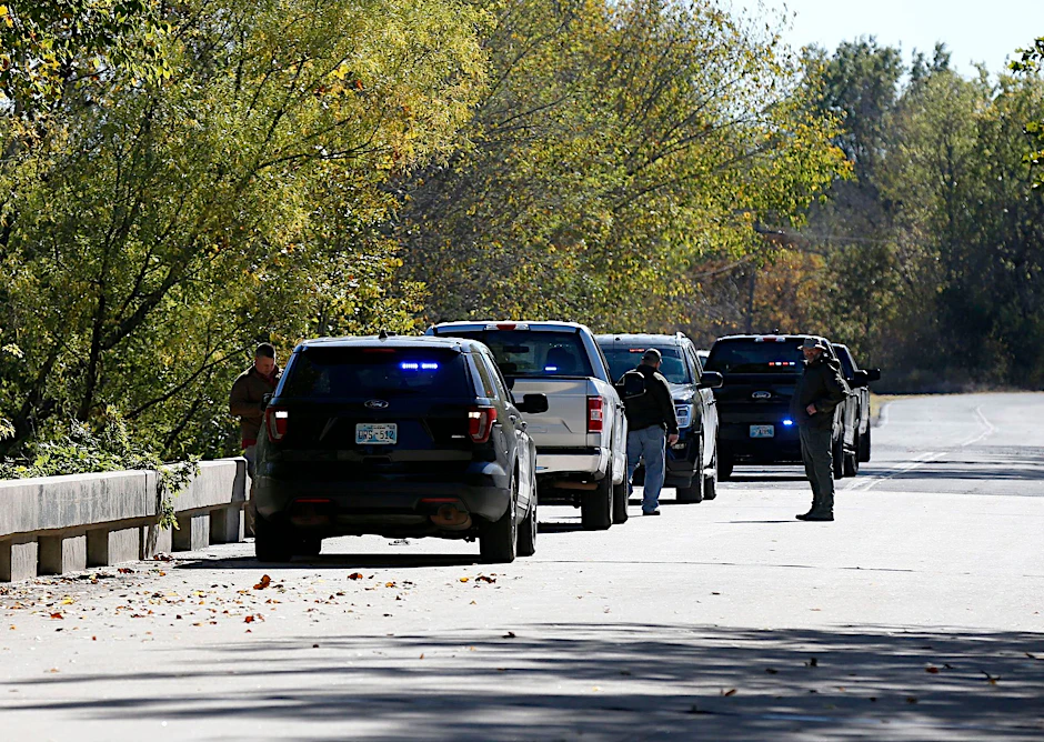 Beamte untersuchen eine Brücke in der Nähe des Deep Fork River im US-Bundesstaat Oklahoma.&nbsp;