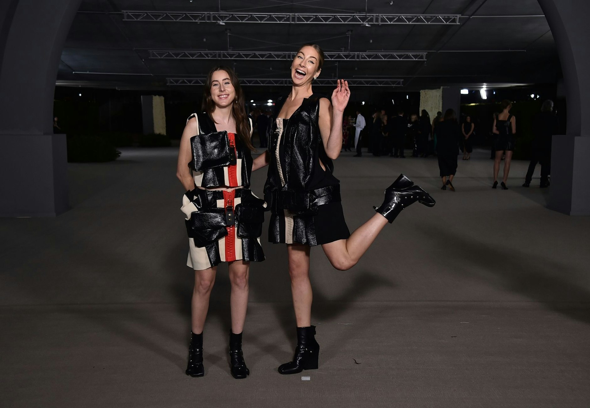 Die Sängerinnen Alana (l) und Este Haim im Academy Museum of Motion Pictures.  