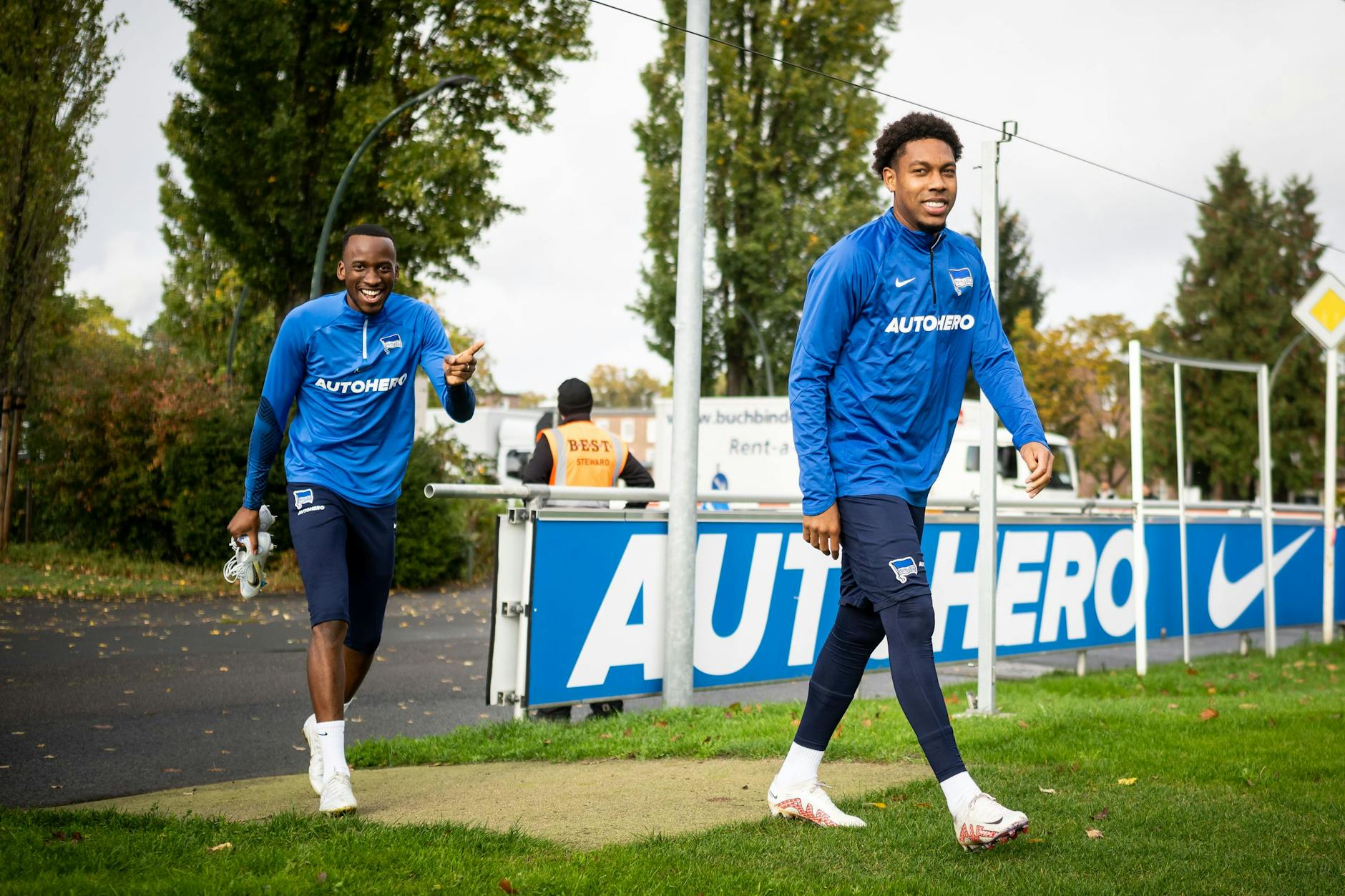 Herthas Dodi Lukebakio zeigt es mit viel Freude: Djanga Boetius trainiert wieder mit uns – dreieinhalb Wochen nach der Hodentumor-Operation.