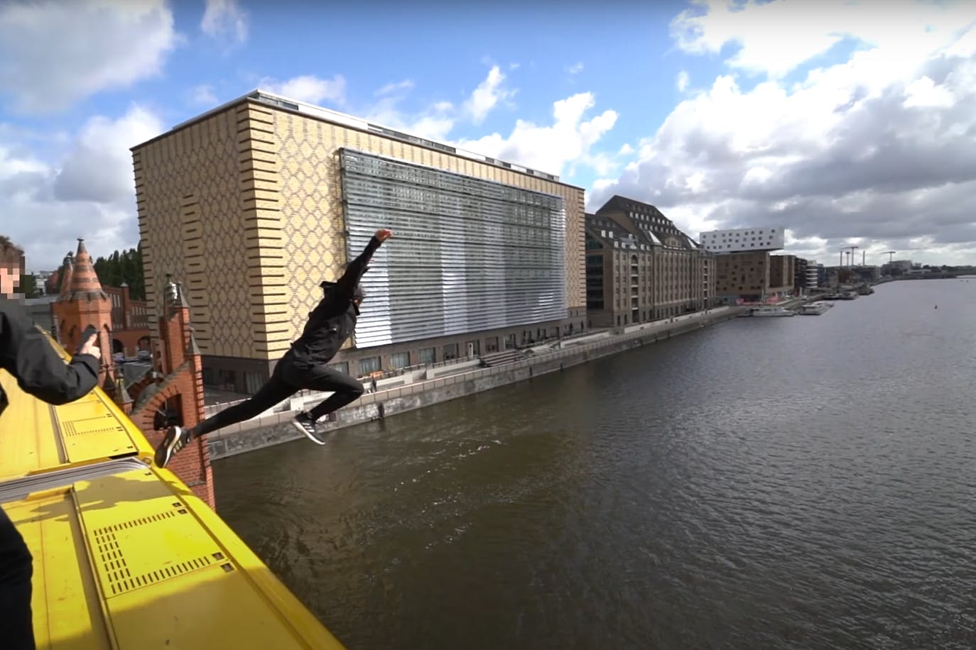 Der Youtuber sprang direkt von einer fahrenden U-Bahn auf der Oberbaumbrücke in die Spree.