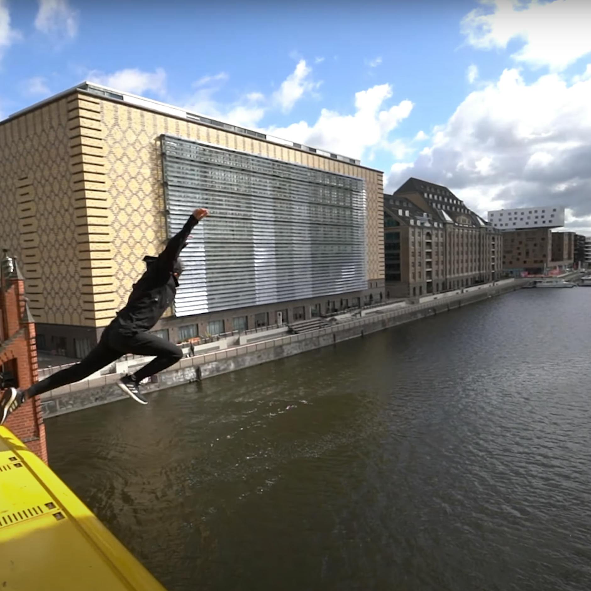 Irres Video! Youtuber springt vom Dach einer fahrenden U-Bahn in die Spree