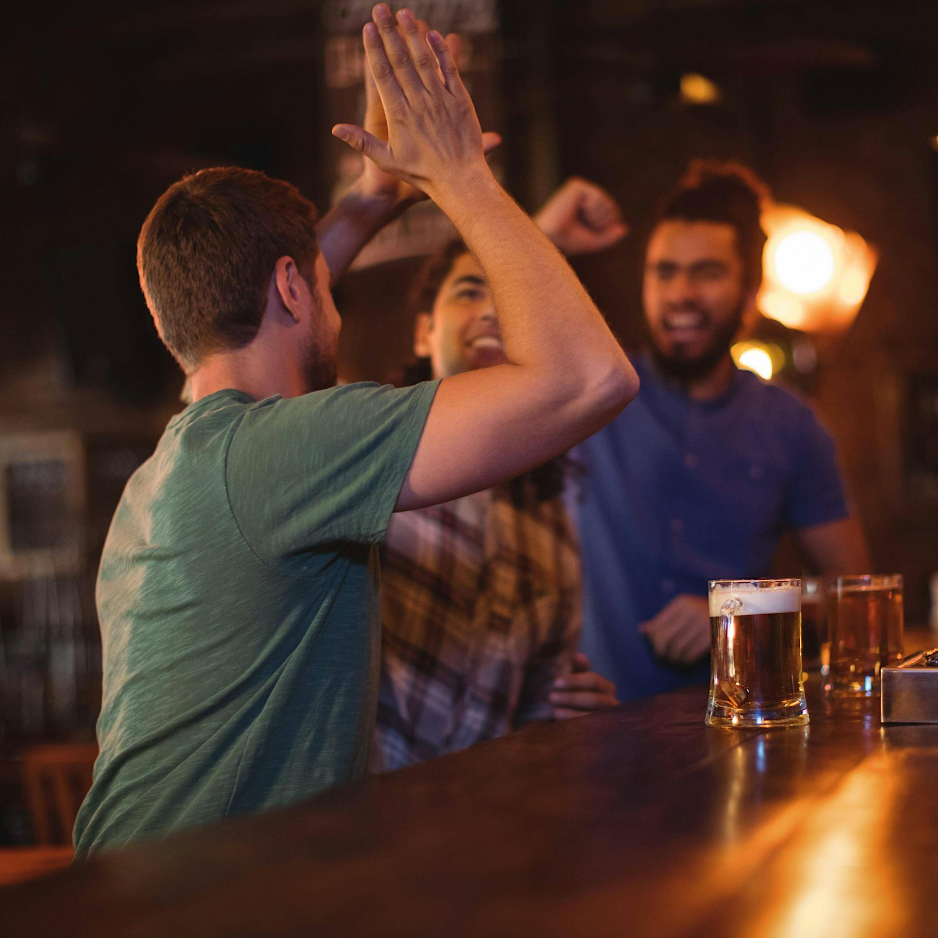 Nachts in Berlin: Einmal Mitmachtheater vor der Kneipe