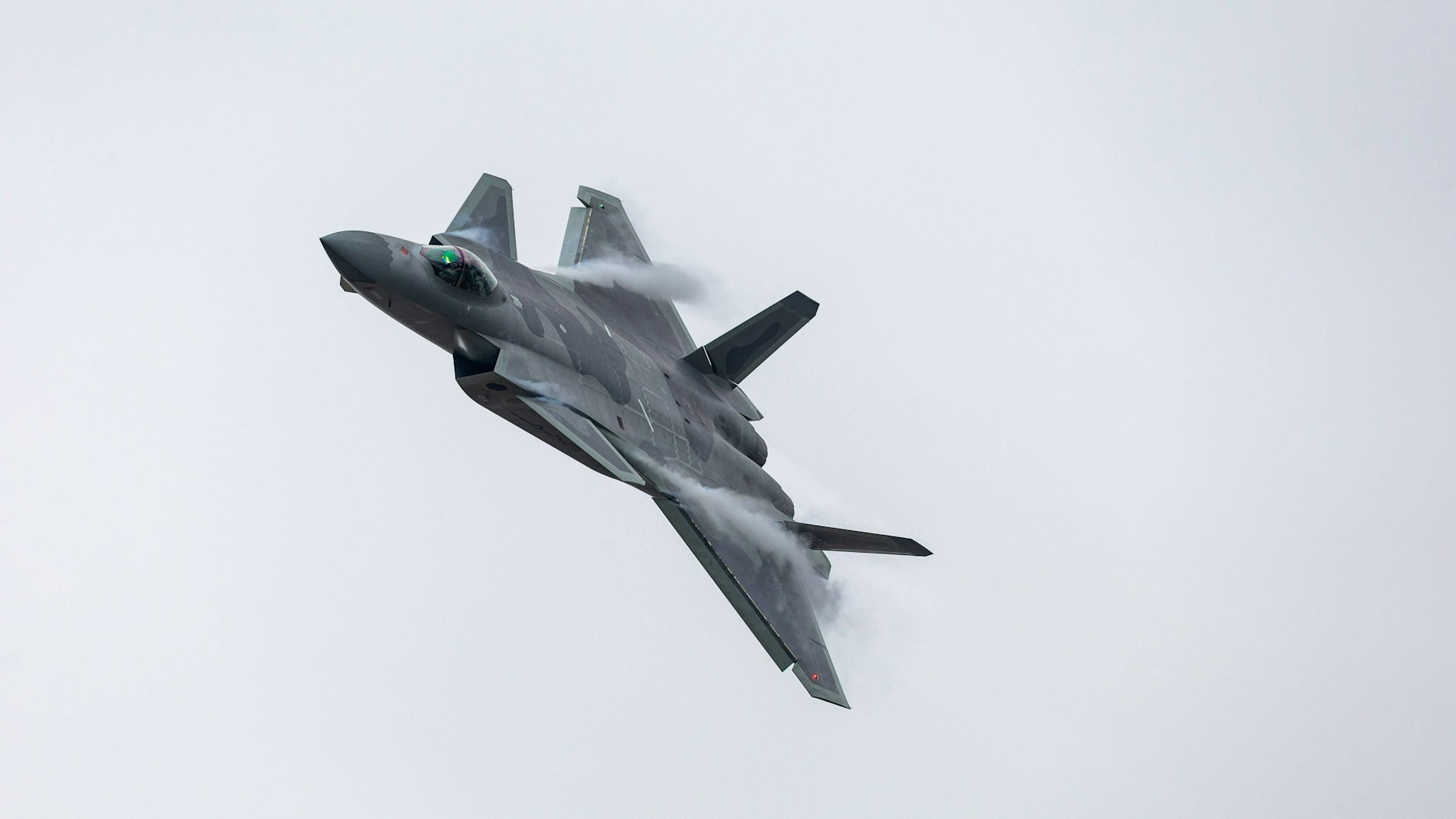 Auch China hat moderne Kampfflugzeuge, wie hier den eigenen J-20 Kampfjet. Die Volksbefreiungsarmee will aber vor allem Taktiken und Fähigkeiten der NATO für einen möglichen Konflikt in Erfahrung bringen.