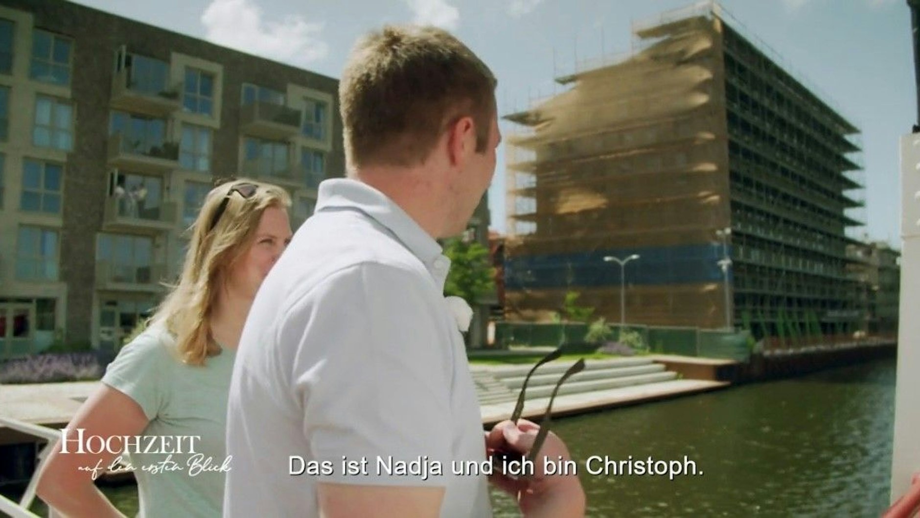 „Hochzeit auf den ersten Blick“-Bräutigam Christoph nennt seine Frau Nadine beim falschen Namen, Sat.1 blendet die Übersetzung unten ein.