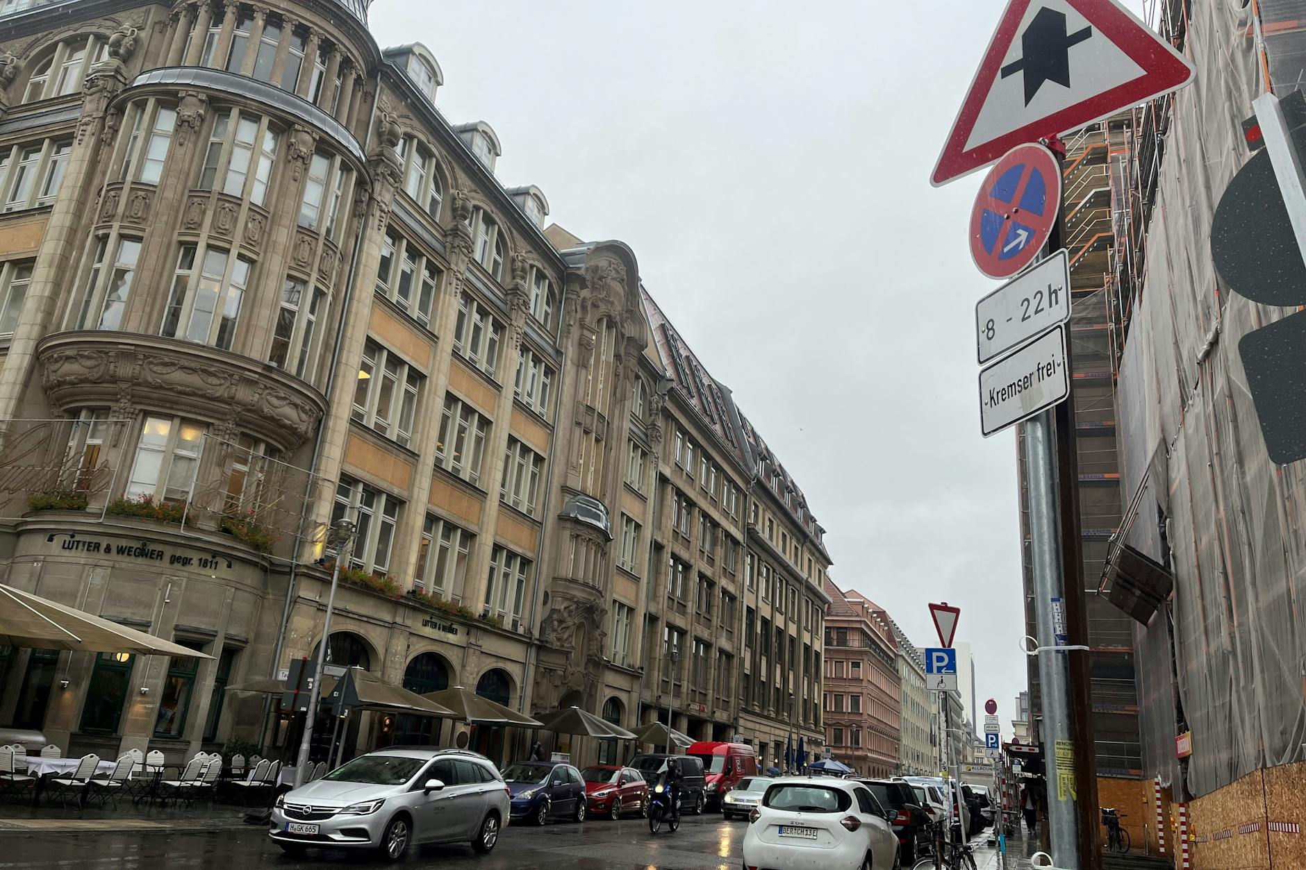 Die Charlottenstraße am Konzerthaus Berlin. Der Abschnitt zwischen Unter den Linden und Leipziger Straße wird zu einer Fahrradstraße gestaltet – mit weniger Durchgangsverkehr als heute.
