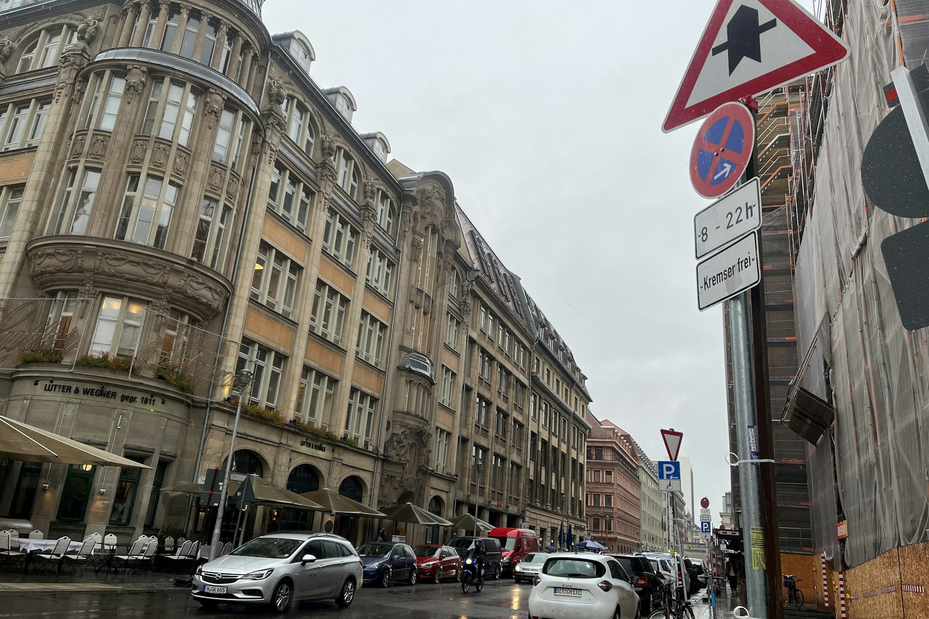 Die Charlottenstraße am Konzerthaus Berlin. Der Abschnitt zwischen Unter den Linden und Leipziger Straße wird zu einer Fahrradstraße gestaltet – mit weniger Durchgangsverkehr als heute.