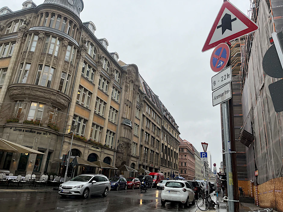 Die Charlottenstraße am Konzerthaus Berlin. Der Abschnitt zwischen Unter den Linden und Leipziger Straße wird zu einer Fahrradstraße gestaltet – mit weniger Durchgangsverkehr als heute.