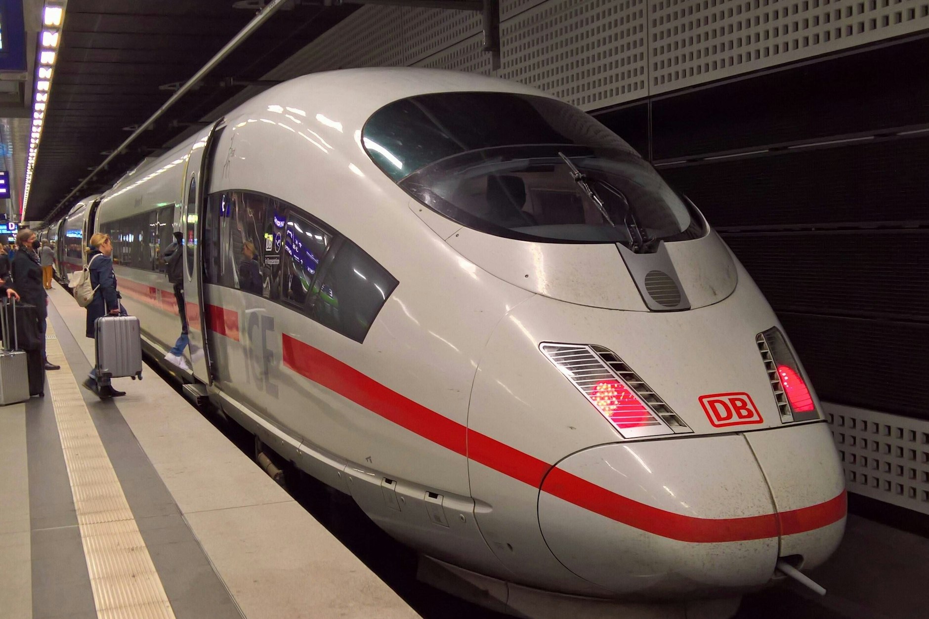 So wie andere Reisende steigen auch die Eisbären am Bahnsteig in den ICE. Gemeinsames Abteil, Extra-Waggon? Träum weiter.