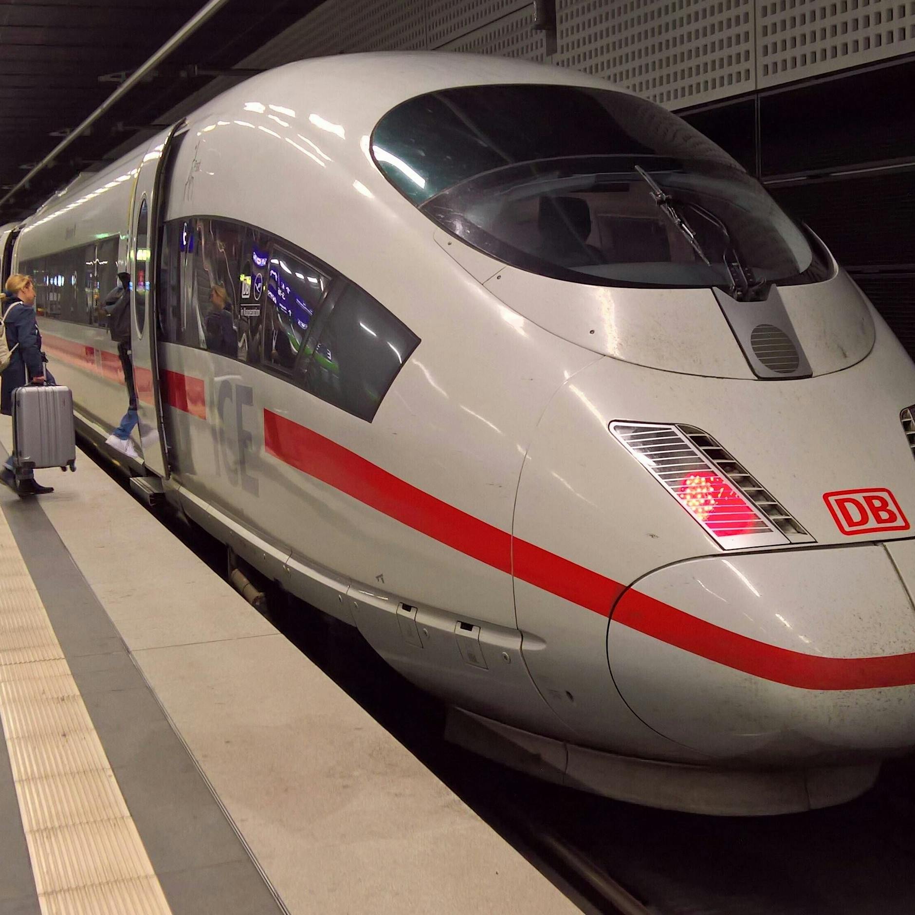 Eisbären Berlin auf Reisen: Der Meister bahnt sich im ICE (irgendwie) seinen Weg