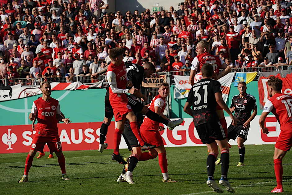 Düsseldorfs Andre Hoffmann (M) sorgt per Kopfball für die Führung seiner Mannschaft.  