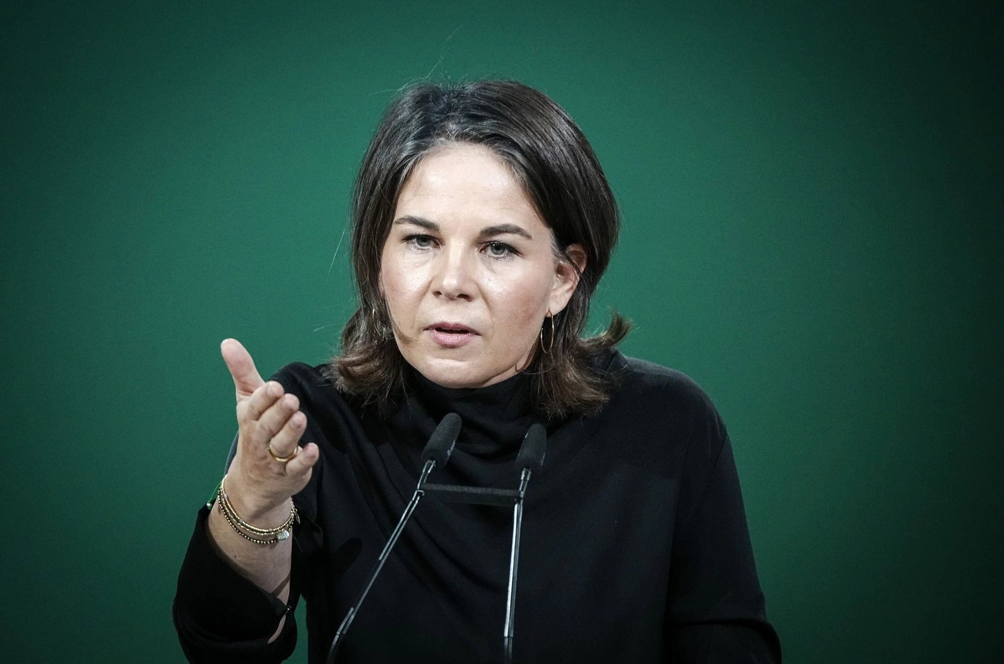 Außenministerin Annalena Baerbock kündigt EU-Sanktionen gegen die iranische Sittenpolizei an.  