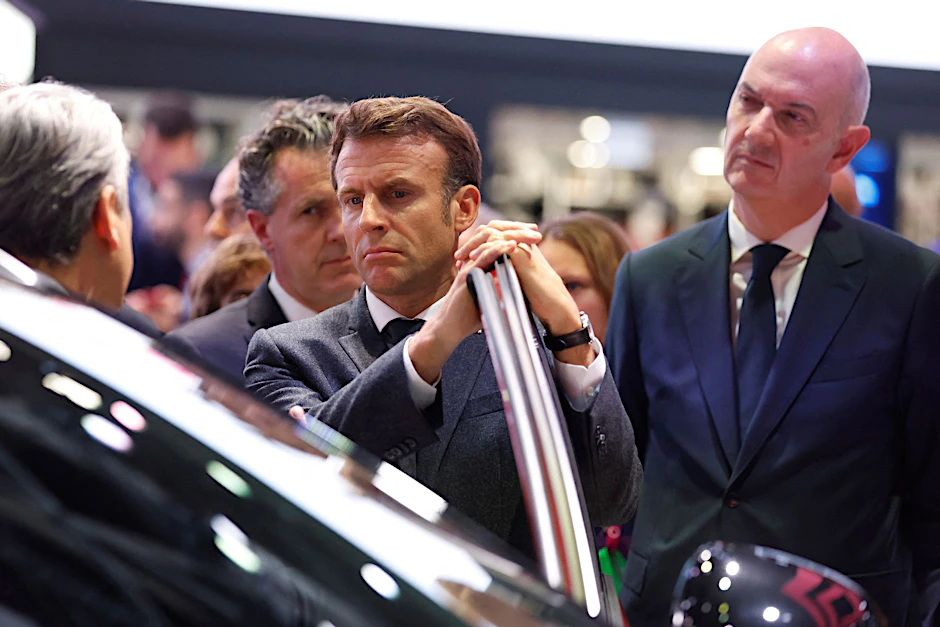 Der französische Präsident Emmanuel Macron (m.) auf der Pariser Automesse.  