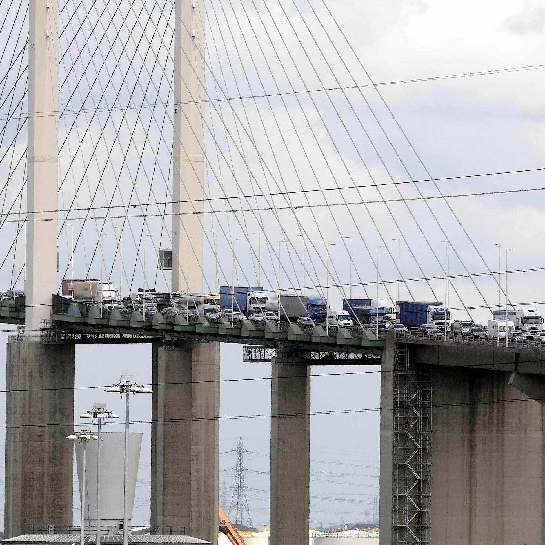 Klimaaktivisten baumeln seit 24 Stunden an Londoner Brücke