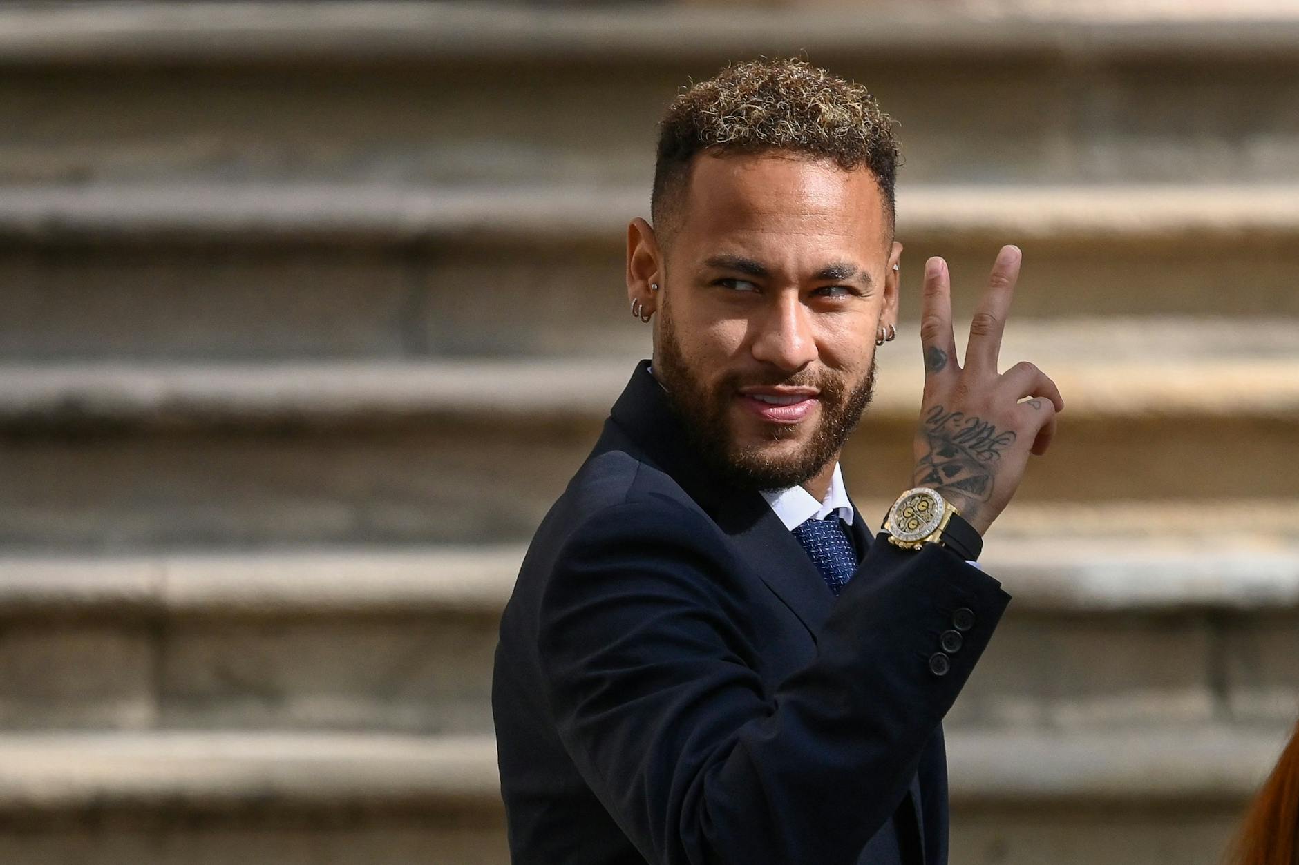Neymar ist siegessicher. Nach seiner Aussage vor Gericht zeigt er das Victory-Zeichen.