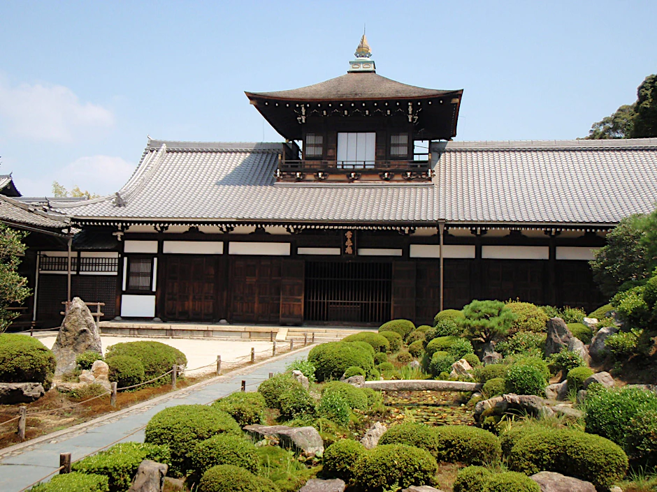 Tofukuji-Tempel im japanischen Kyoto: Ein Mann fuhr gegen die Tür der im Tofukuji-Tempel gelegenen Toiletten und beschädigte diese schwer.