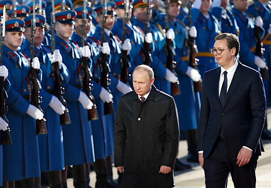 Serbiens Präsident Aleksandar Vucic (rechts) empfängt Russlands Präsident Wladimir Putin 2019 in Belgrad.