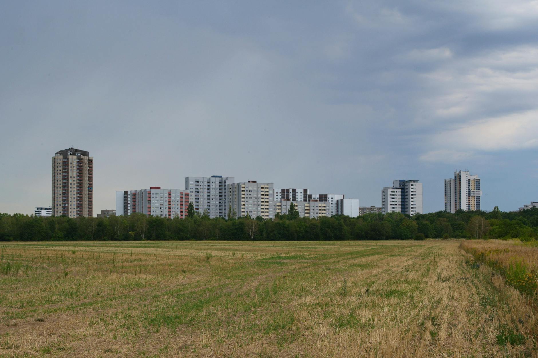 Der Blick von Brandenburg nach Gropiusstadt. Könnte hier auf dem Acker ein neuer Berliner Bezirk entstehen?