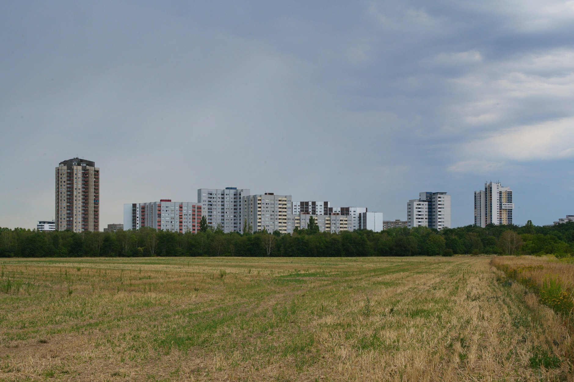 Der Blick von Brandenburg nach Gropiusstadt. Könnte hier auf dem Acker ein neuer Berliner Bezirk entstehen?