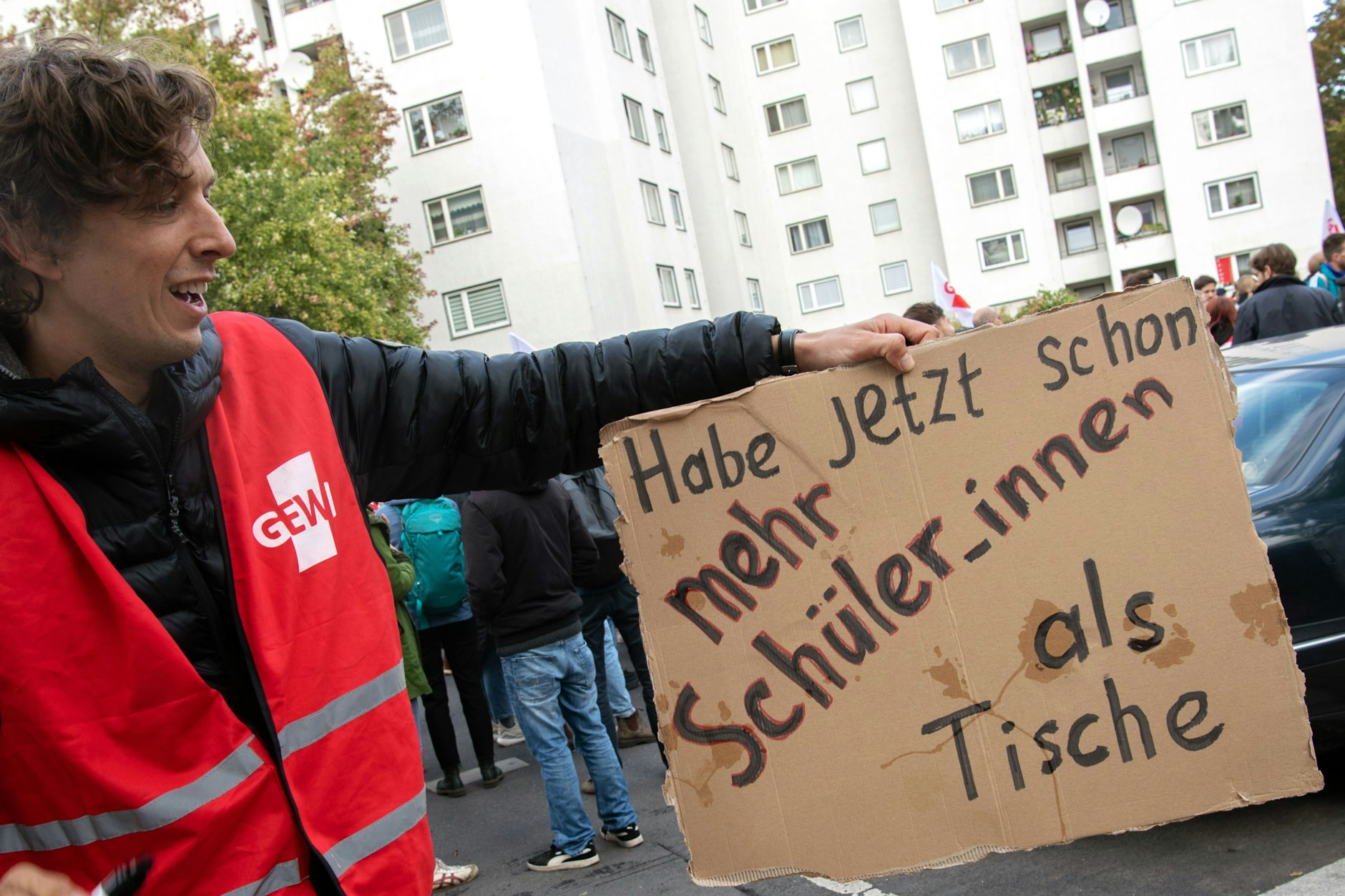 Lehrerinnen und Lehrer fühlen sich in Berlin mit der Anzahl an Schülern pro Klasse überfordert. Am Dienstag streikten sie erneut. Am Tag zuvor waren verheerende Daten über die Kompetenzen der Berliner Grundschüler bekannt geworden.