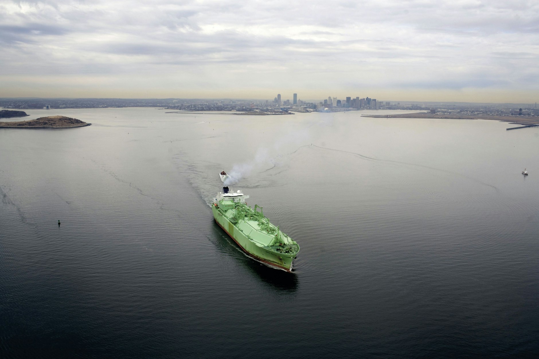 Ein LNG-Tanker vor dem Hafen von Boston, Massachusetts, an der Ostküste der USA.